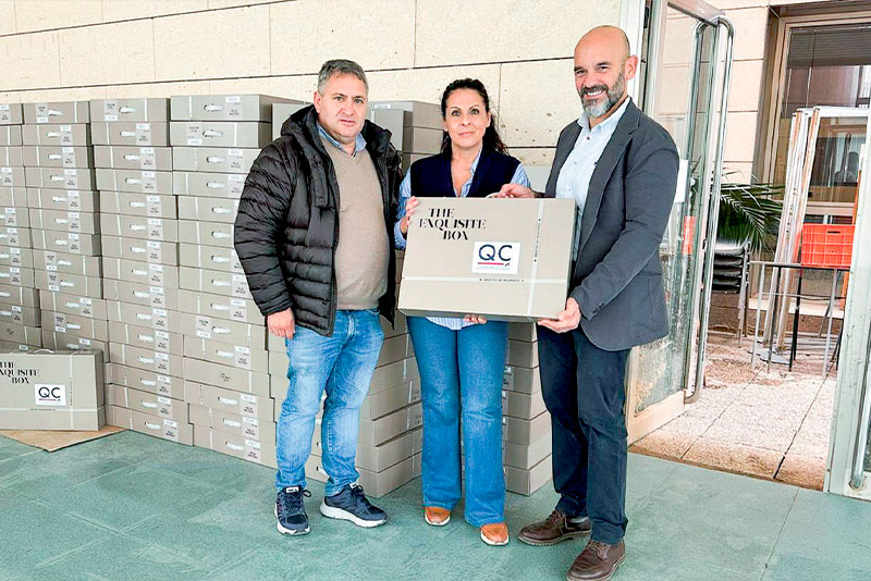 Quabit Construcción y Grupo Rayet donan sus cestas de Navidad a vecinos de Algemesí