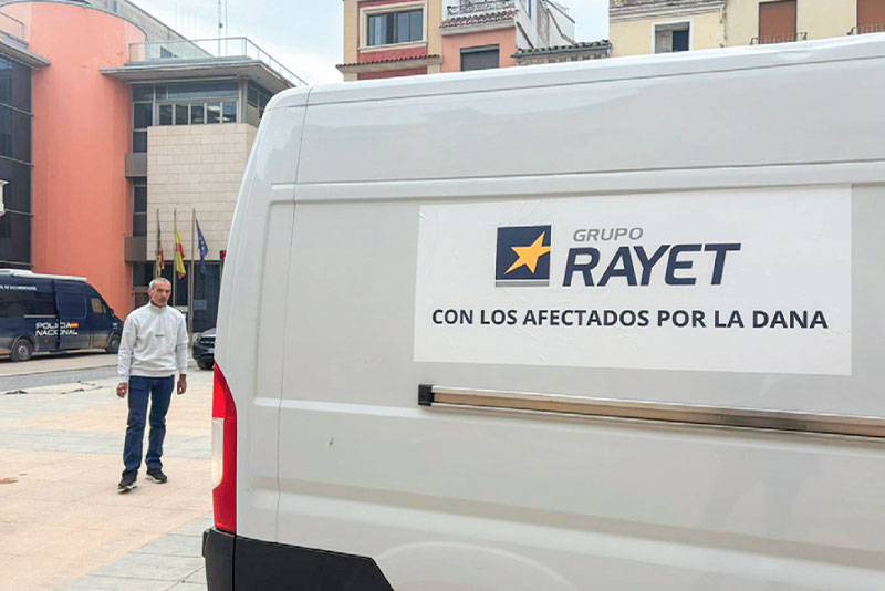 Quabit Construcción y Grupo Rayet donan sus cestas de Navidad a vecinos de Algemesí