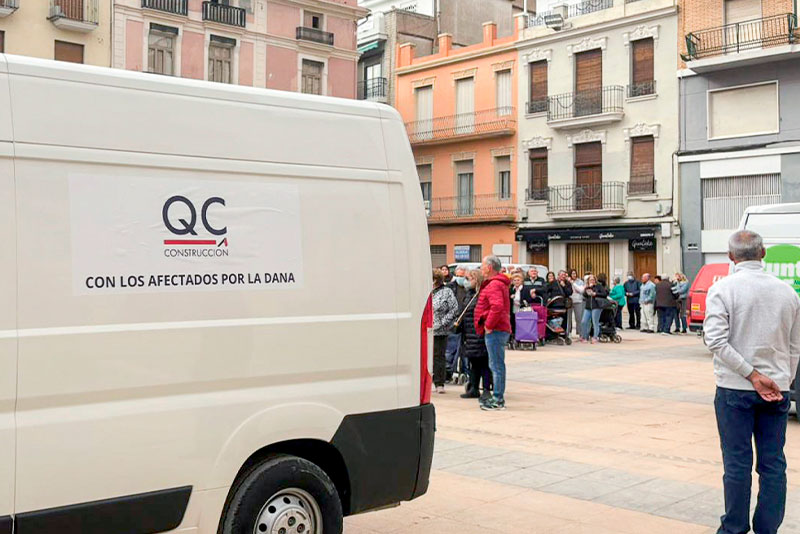 Quabit Construcción y Grupo Rayet donan sus cestas de Navidad a vecinos de Algemesí