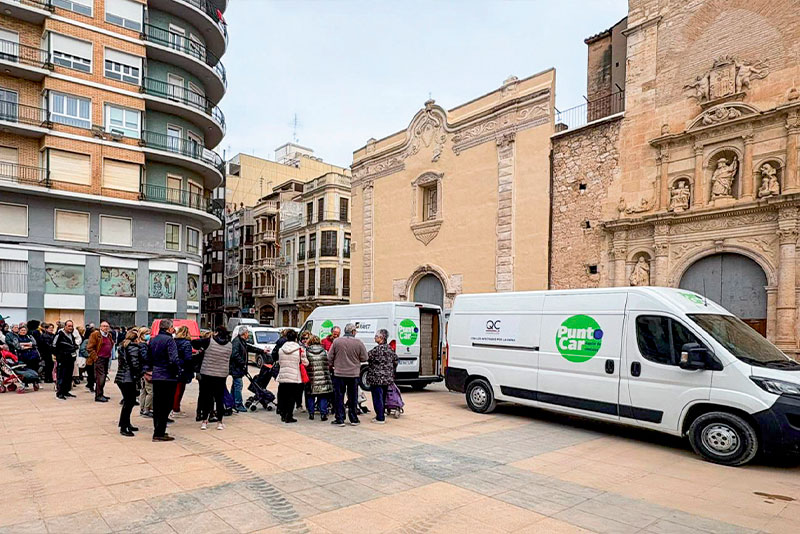 Quabit Construcción y Grupo Rayet donan sus cestas de Navidad a vecinos de Algemesí